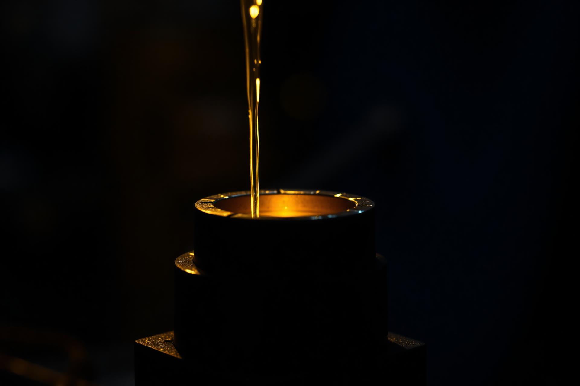 Correntes de ouro brilhando em ambiente industrial